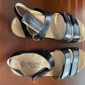 Vionic Sandals w/straps NWT 39/US8